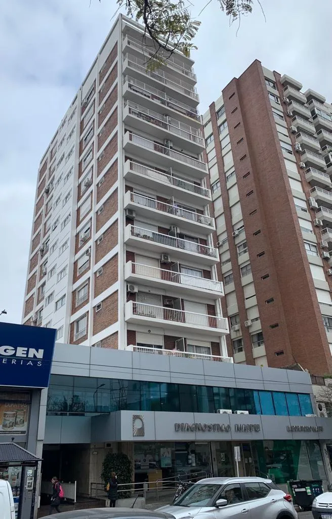 Frente con balcón y 1 dormitorio