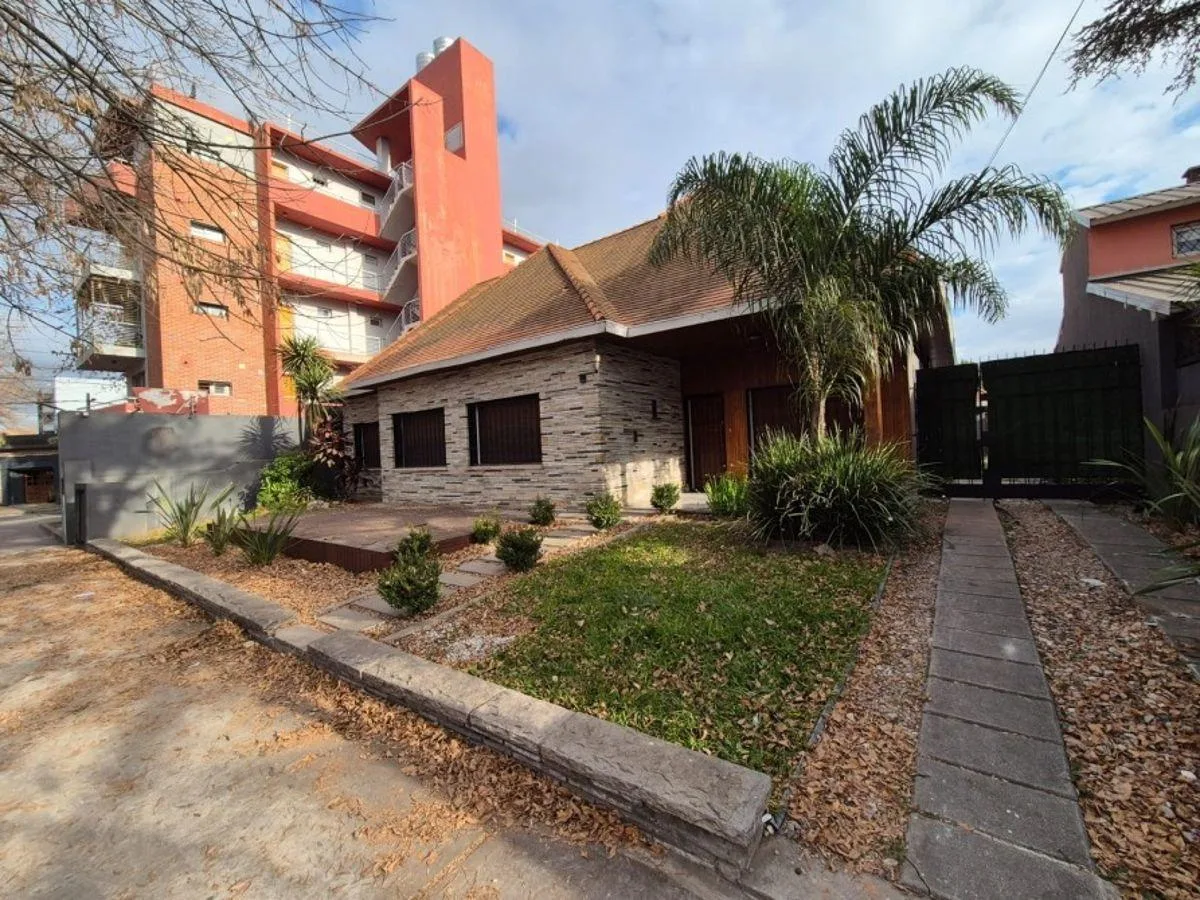 Chalet comercial con pileta