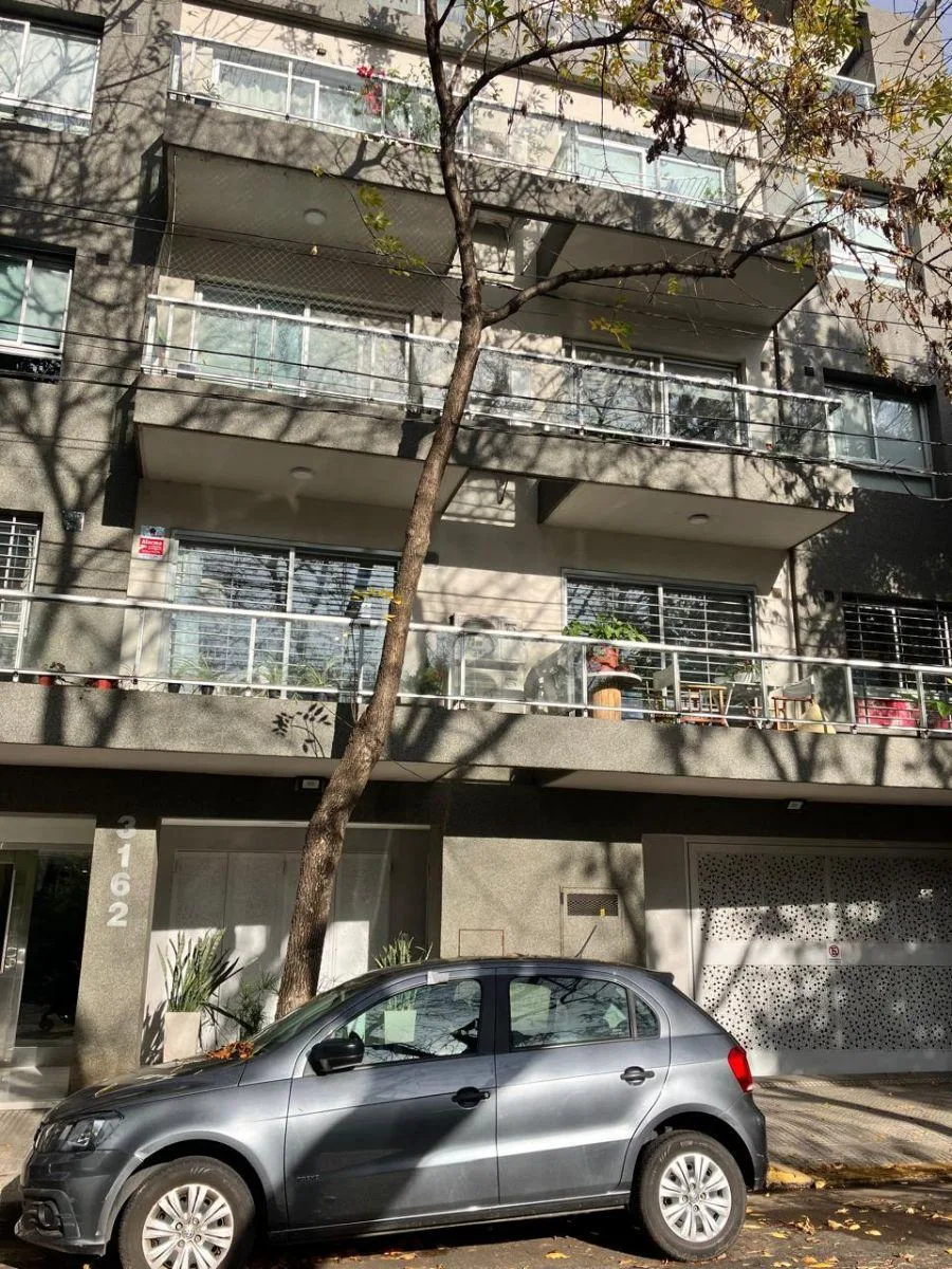 1 ambiente con balcón y amenities