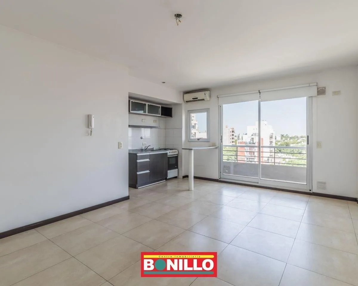 Contrafrente con balcón y cocina integrada
