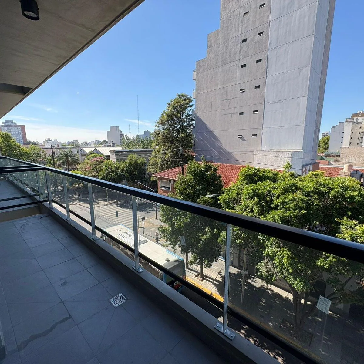 2 ambientes con balcón corrido