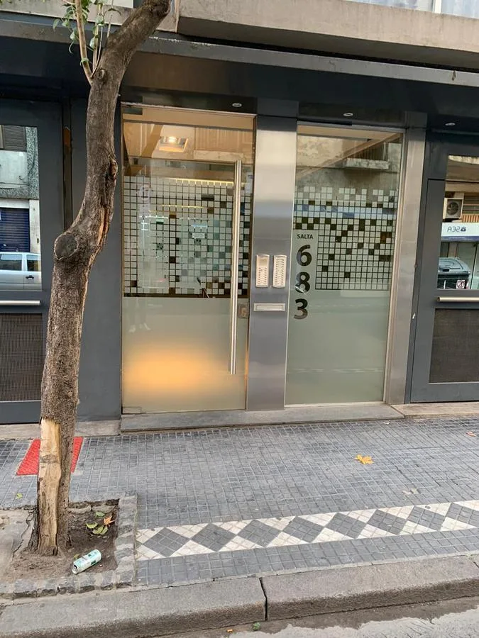 1 ambiente con balcón y split