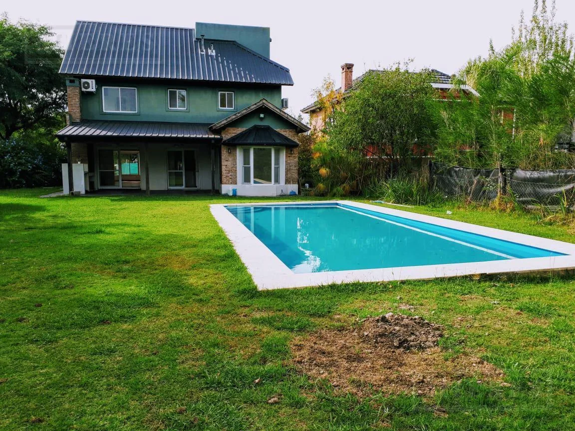 Casa en esquina, pileta y parrilla