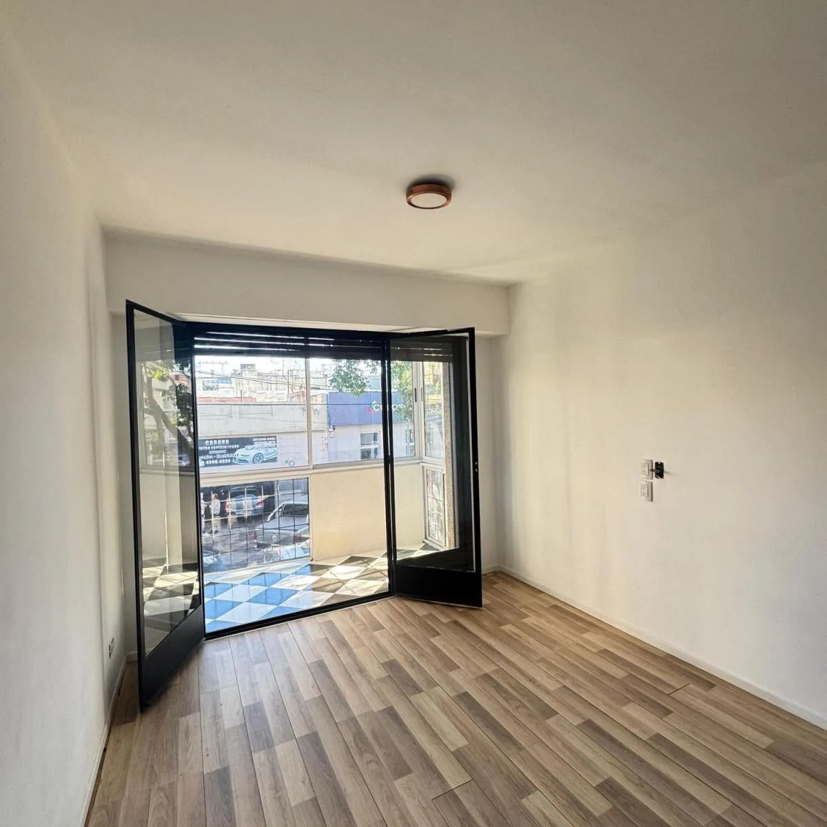 1st floor front-facing, balcony