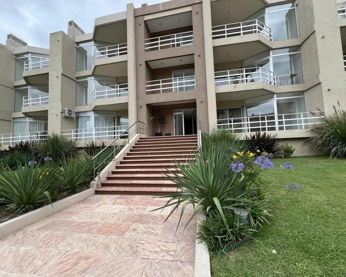 2 ambientes, balcón y cochera