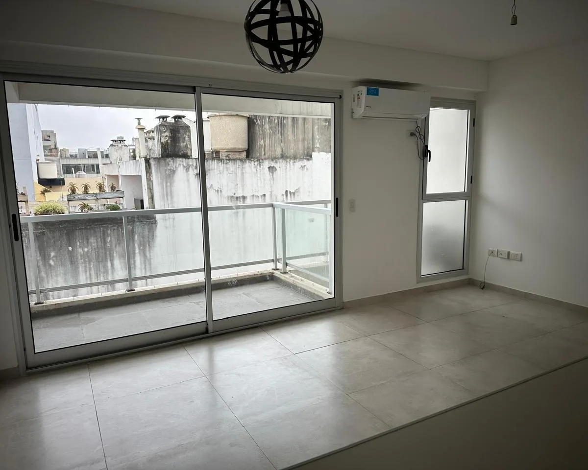 2 ambientes con balcón al frente
