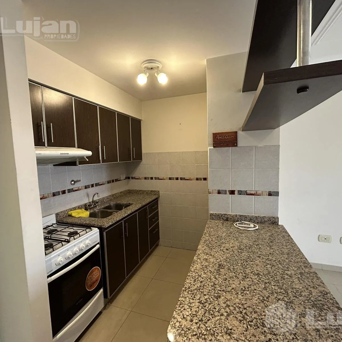 6to piso con balcón y AC