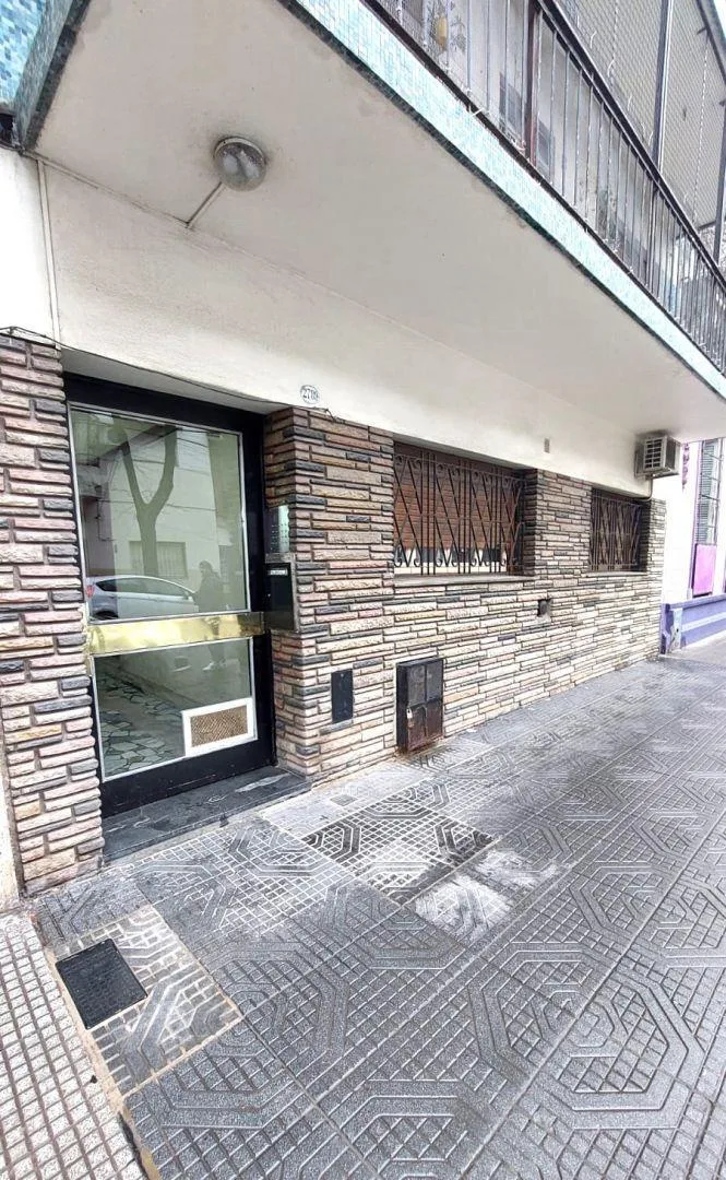 3 ambientes con balcón corrido