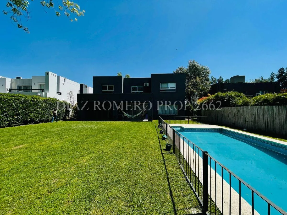 Excelente Casa de 4 Dorm. -. B° Sta Barbara - Alquiler U$s 3.700