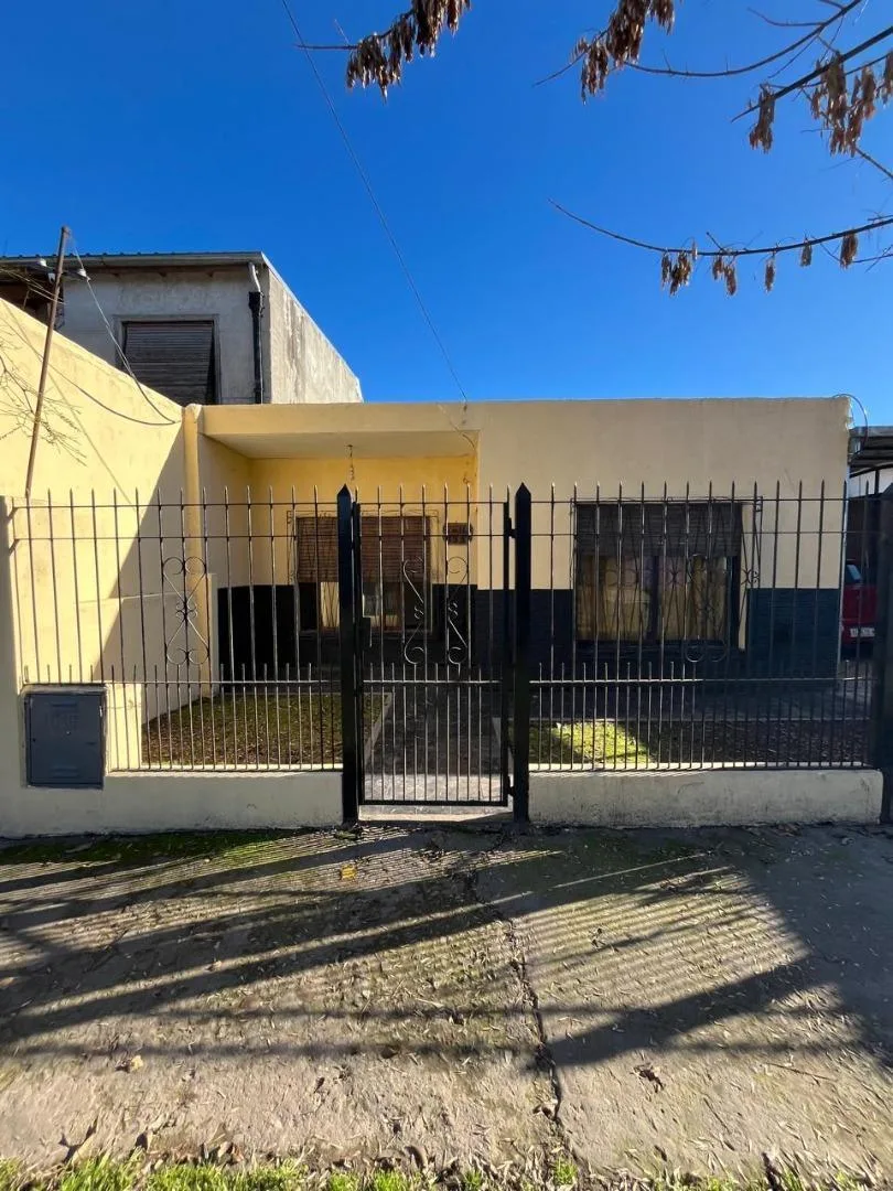 Casa 3 ambientes con jardín