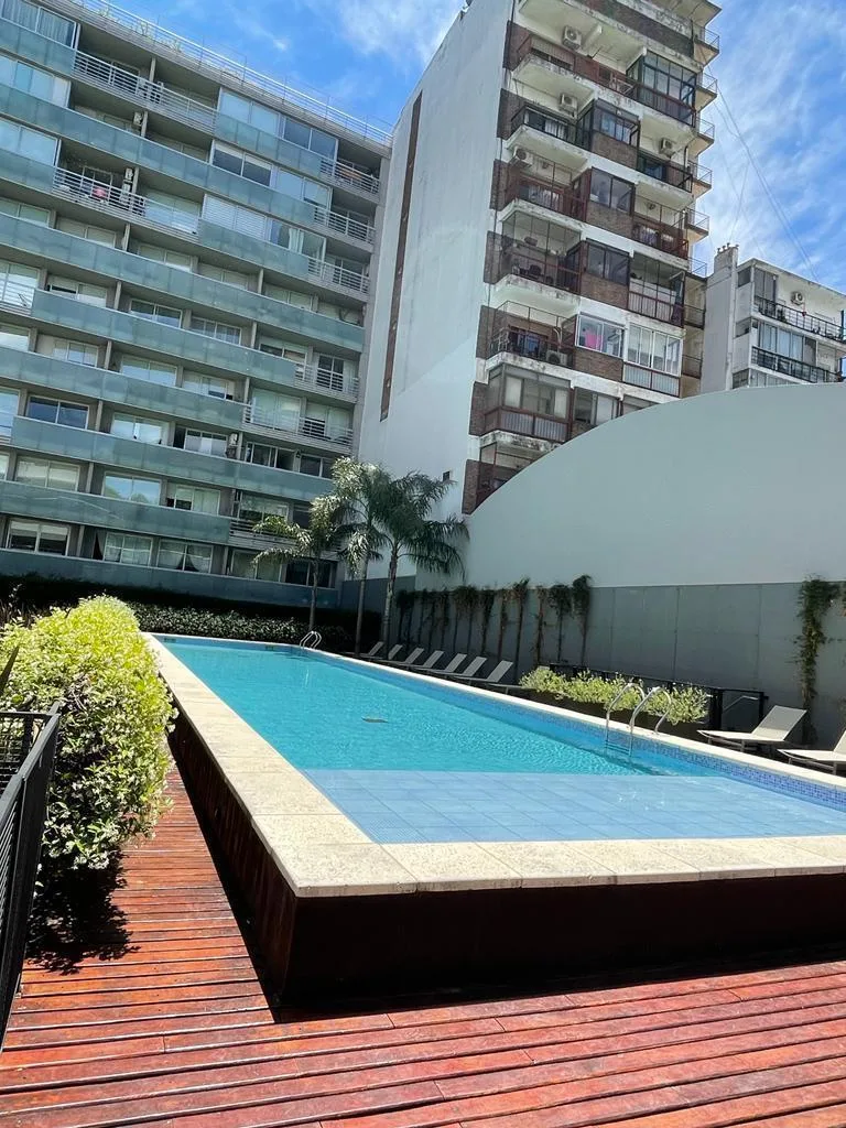 Monoambiente con balcón y cochera
