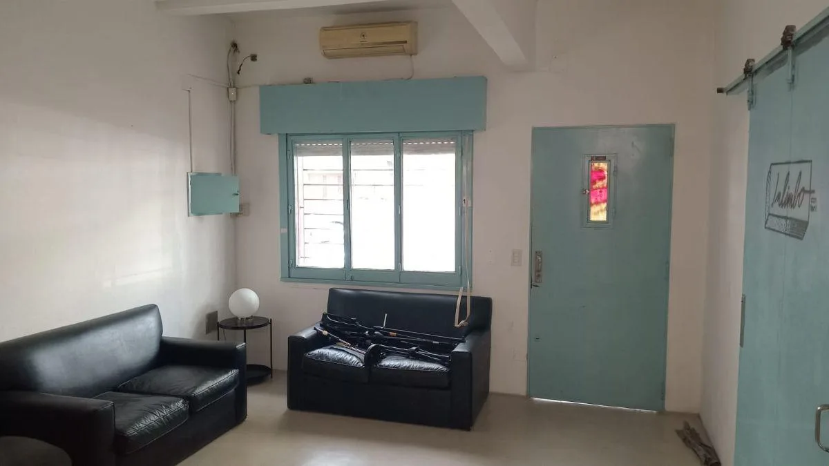 Inmueble Para Uso Comercial con 7 Espacio y Gran Tinglado Al Fondo – 2 Baños – Buen Estado