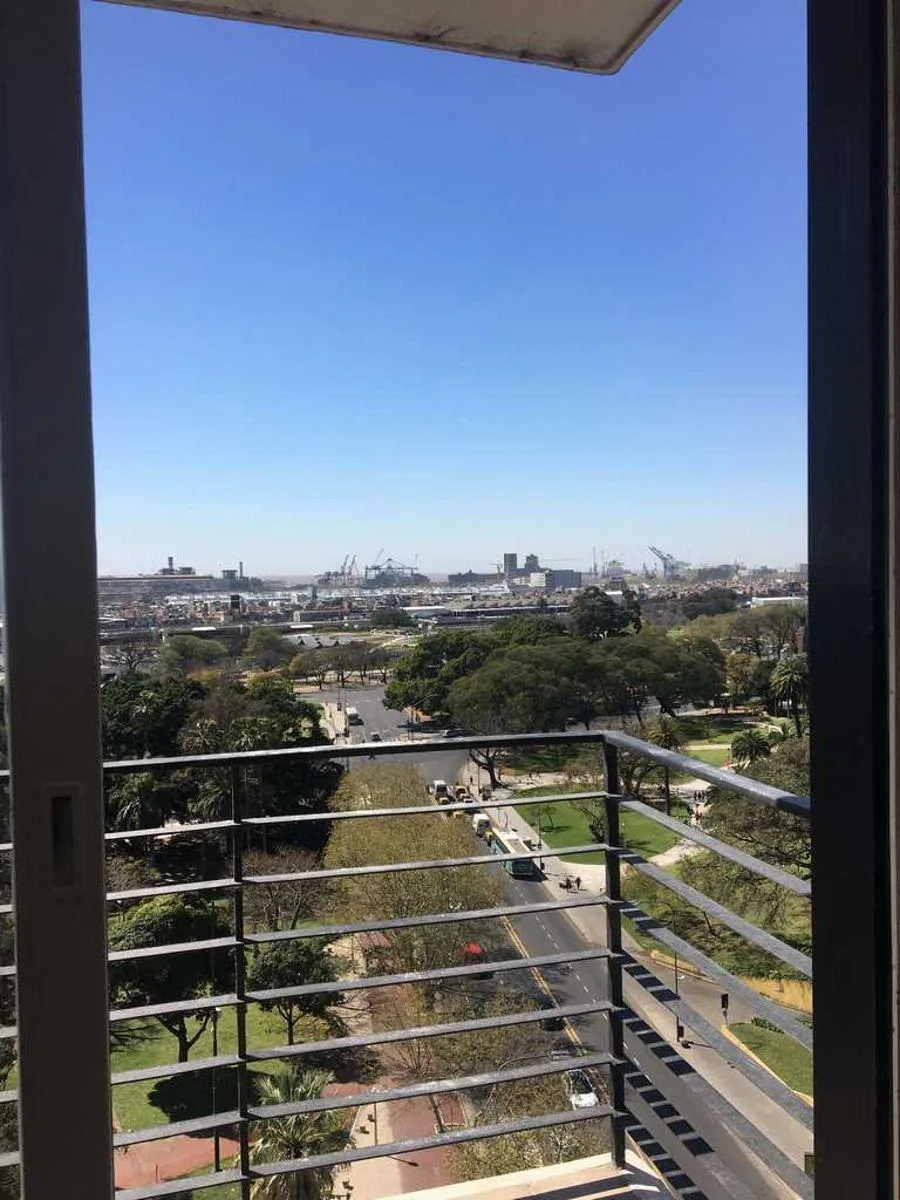 Piso esquina con balcón y vista
