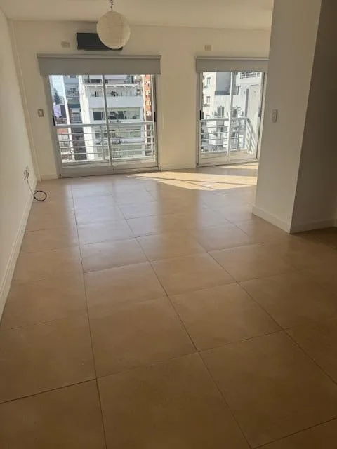 Un Ambiente Amplio en L con Balcón. Sum y Loundry
