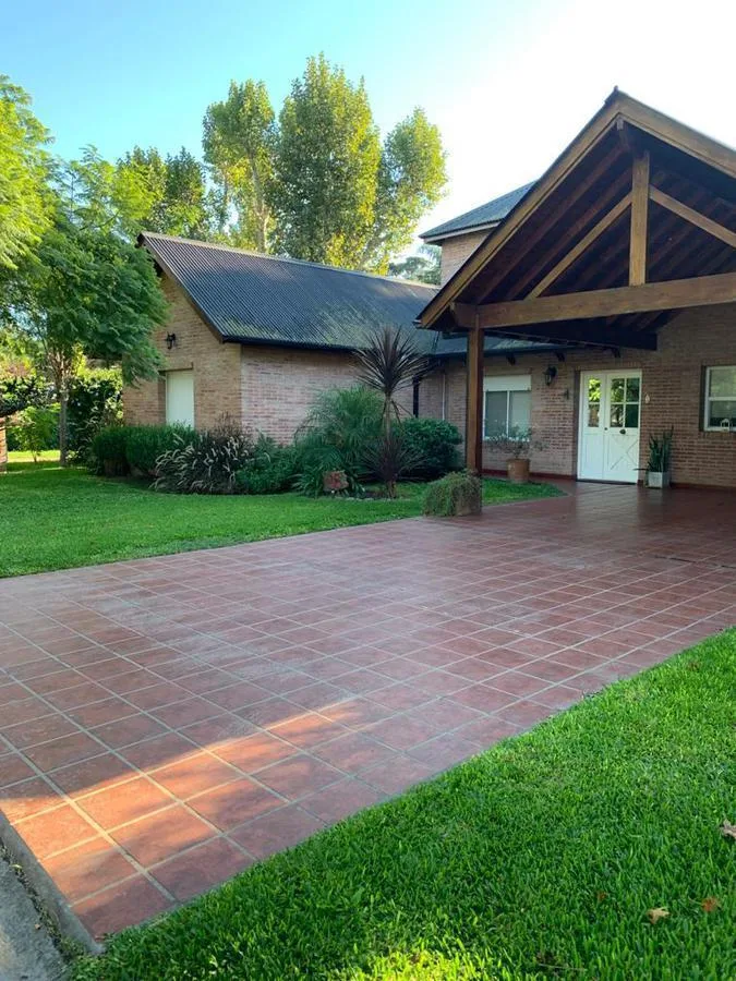 Casa en barrio privado con pileta