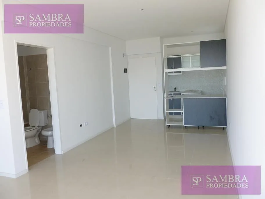 Monoambiente con balcón y pileta