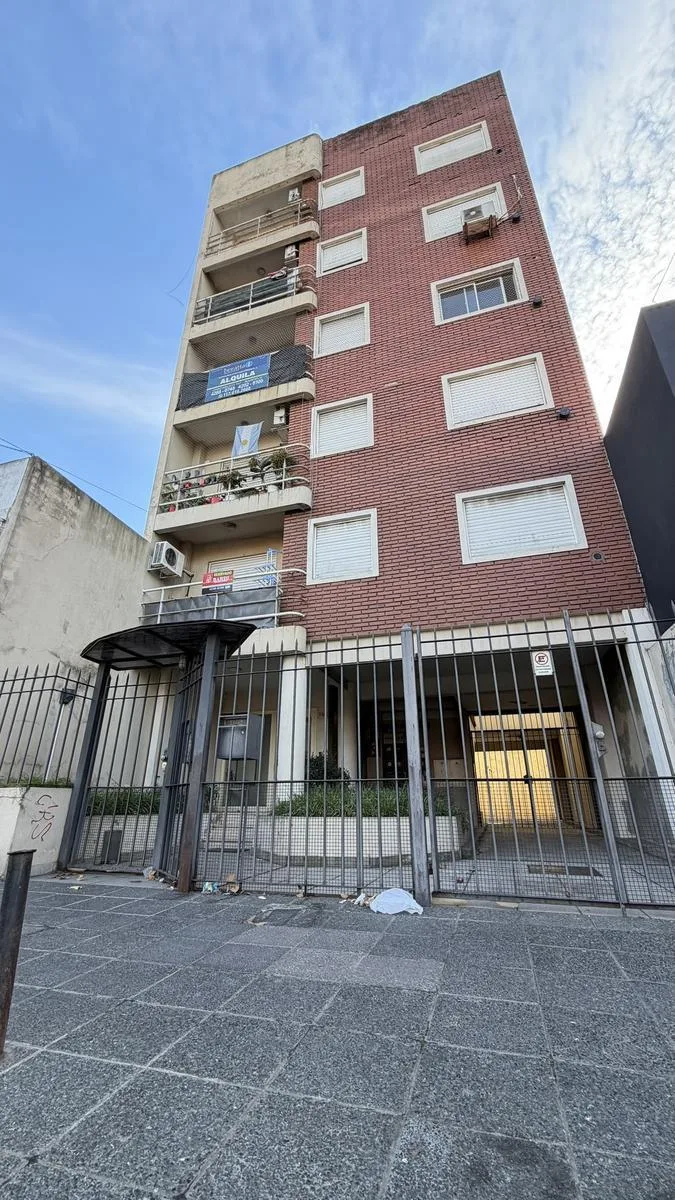 3 ambientes con balcón y aire