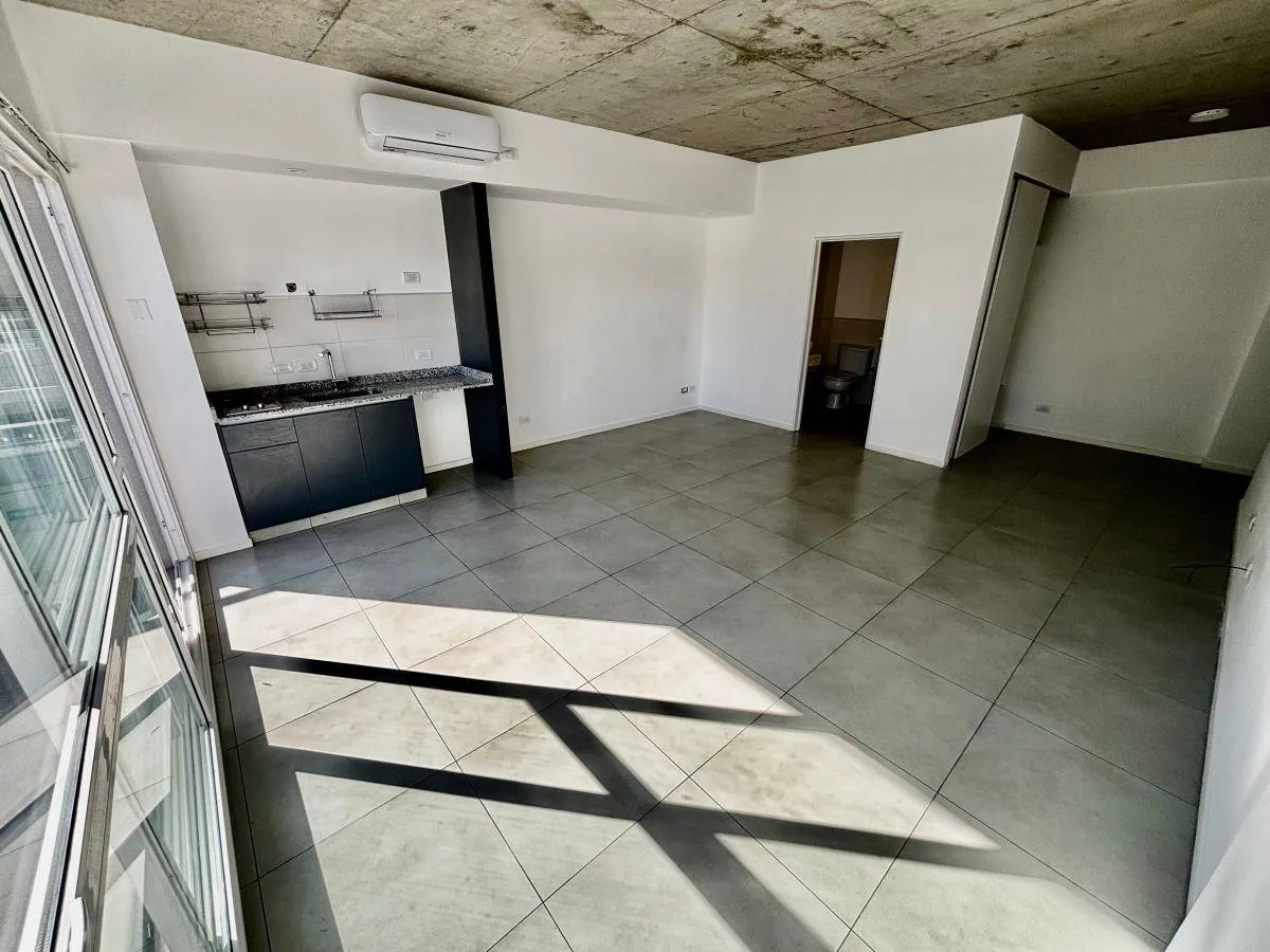 Balcón, amenities y cochera cubierta