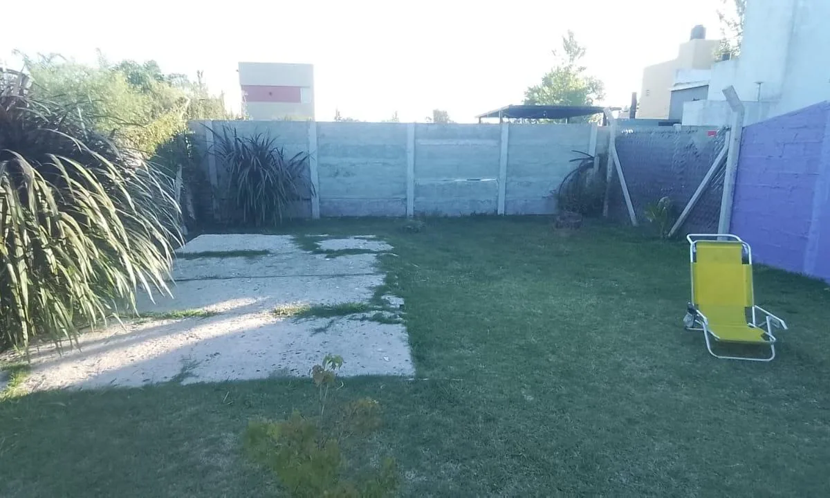 Casa 2 dormitorios, parque y cochera