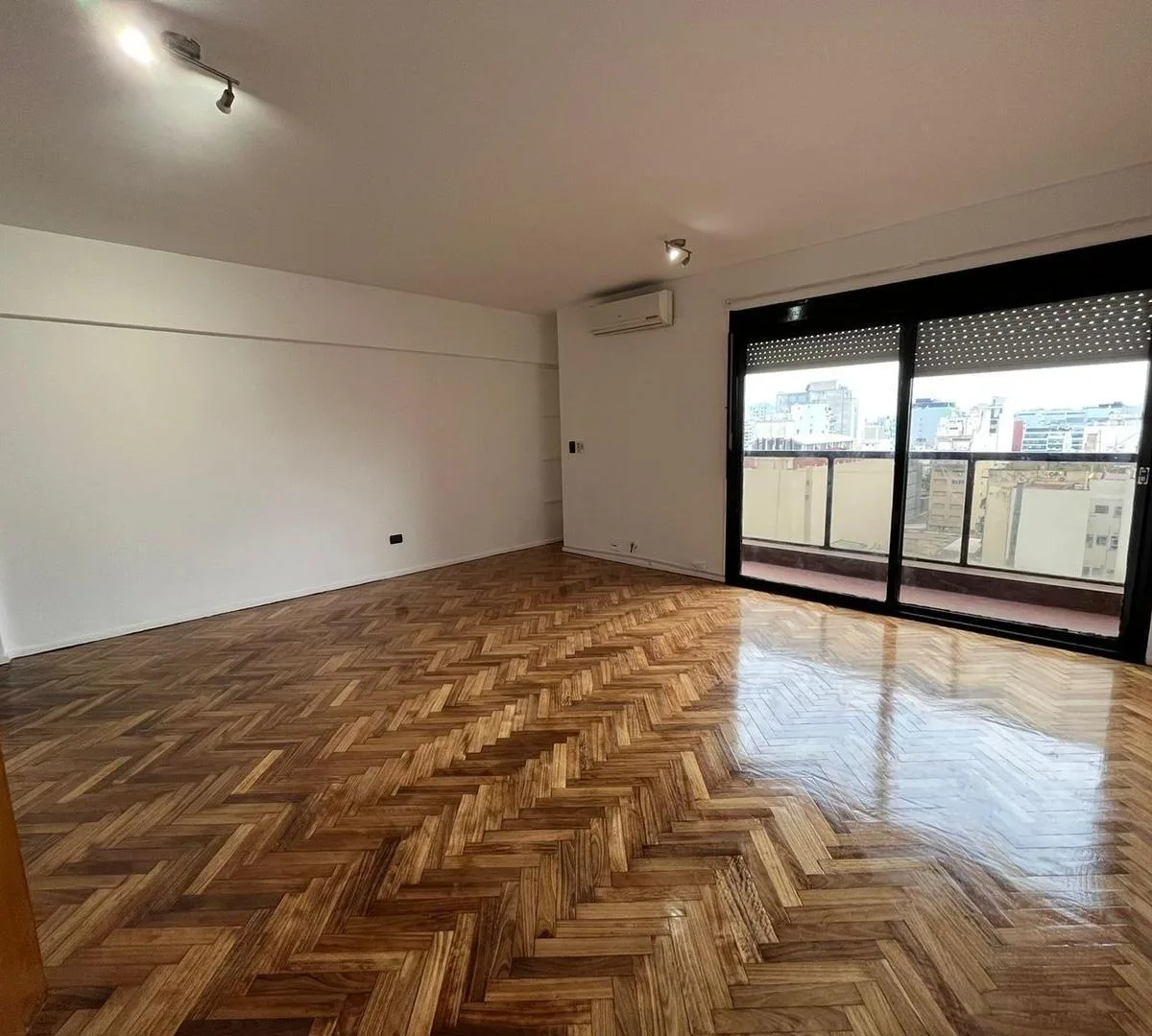 Piso 10 con balcón y vista abierta