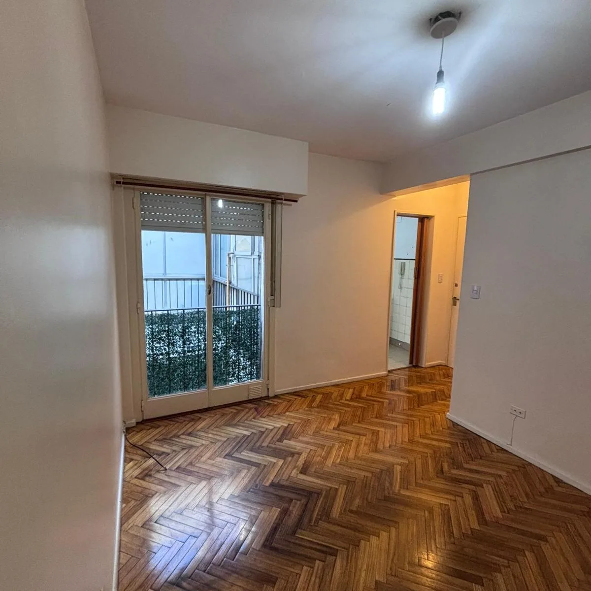 2 ambientes con parquet y cocina completa