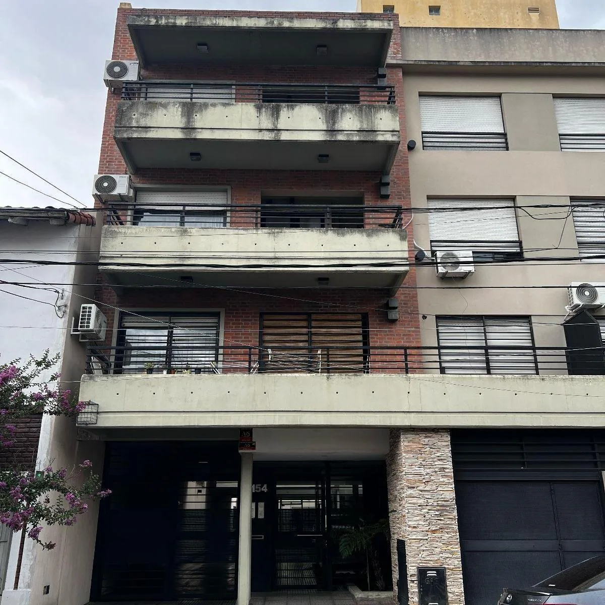 2 ambientes con balcón corrido