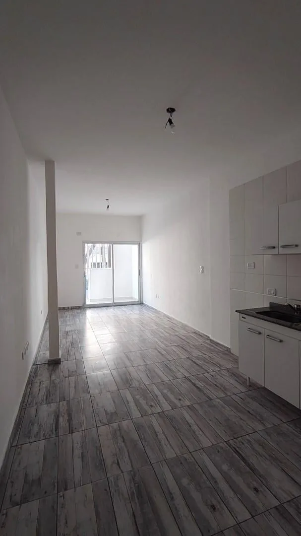 Planta baja monoambiente con balcón