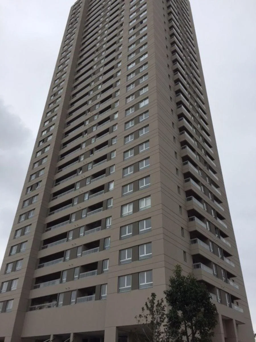 2-room front-facing unit, balcony and parking