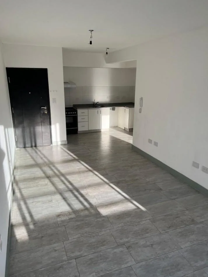 2 ambientes con patio y cocina equipada