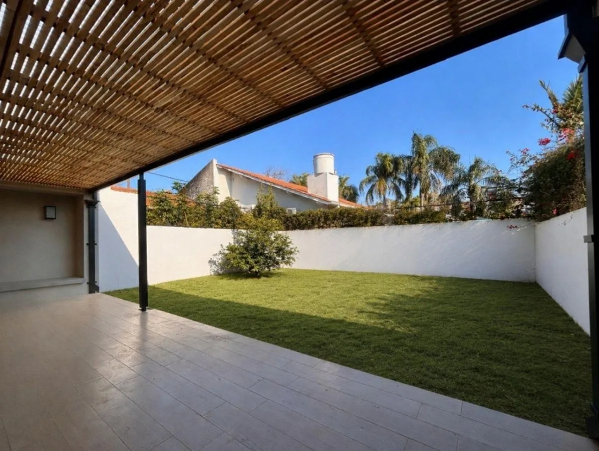 Casa nueva con jardín