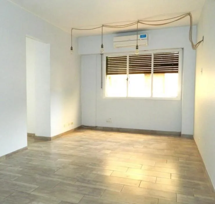 Monoambiente renovado, cocina separada