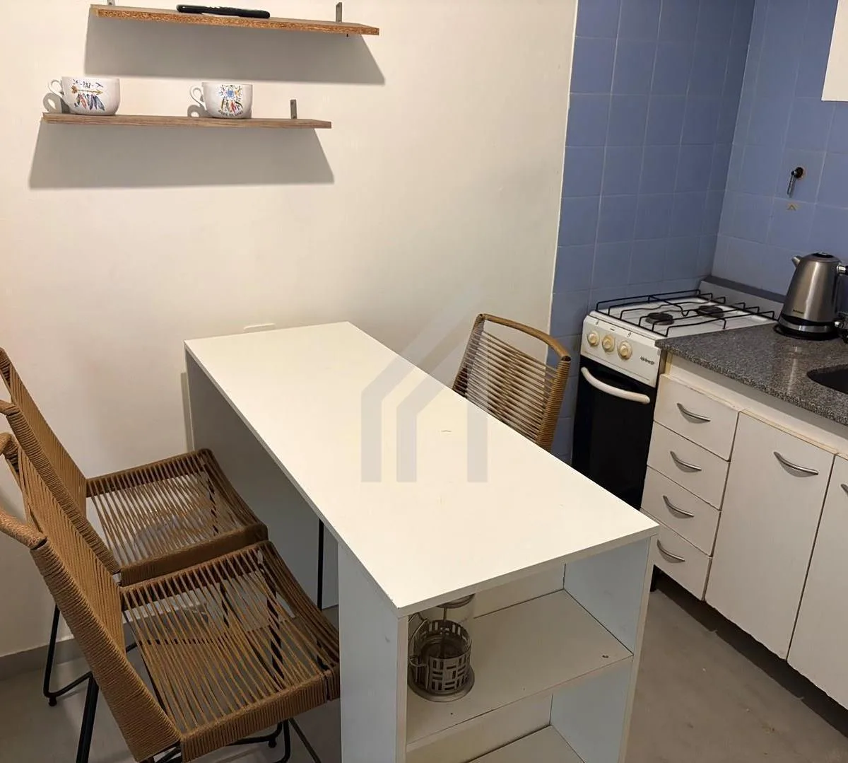 Monoambiente interno con cocina equipada
