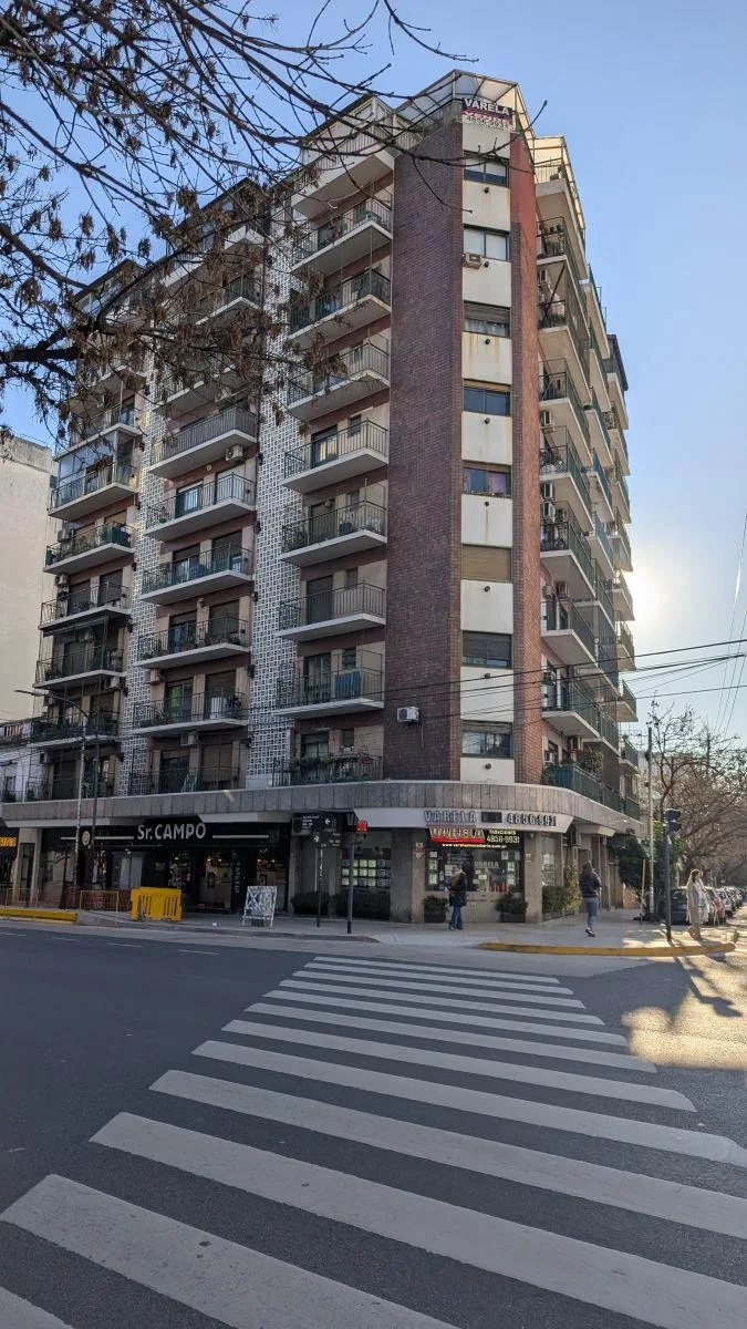 Piso 7 con balcón y A/C