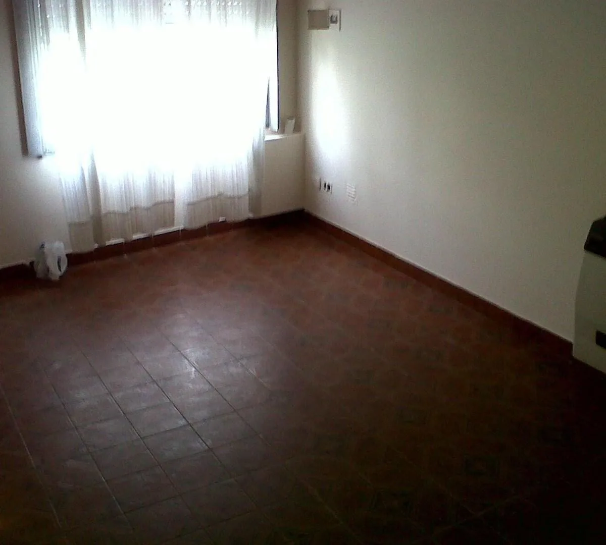 Casa 2 dormitorios, patio y cochera
