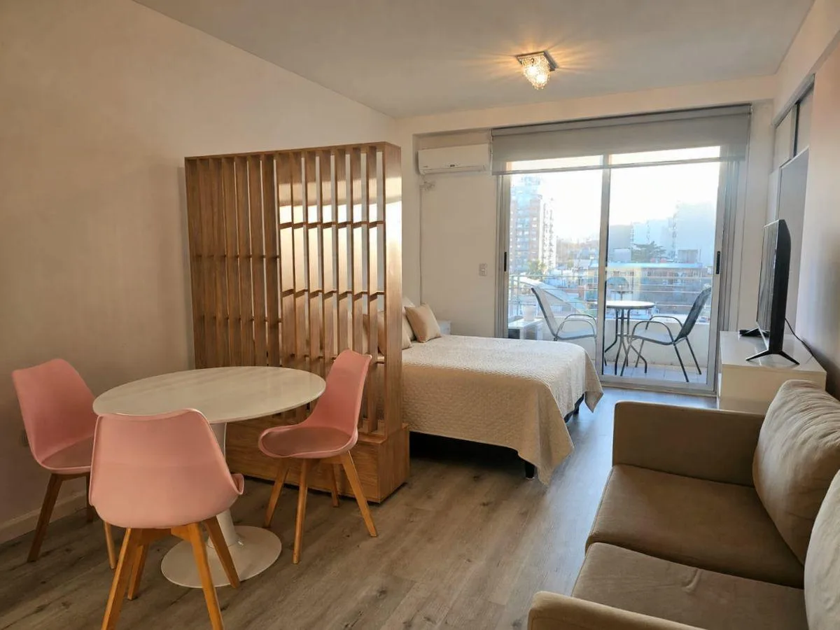Monoambiente con balcón y escritorio