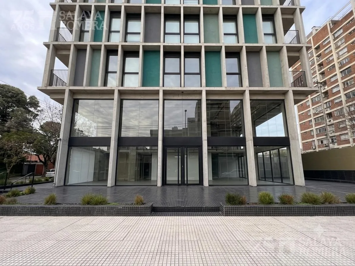 Local en dos plantas, 300 m²