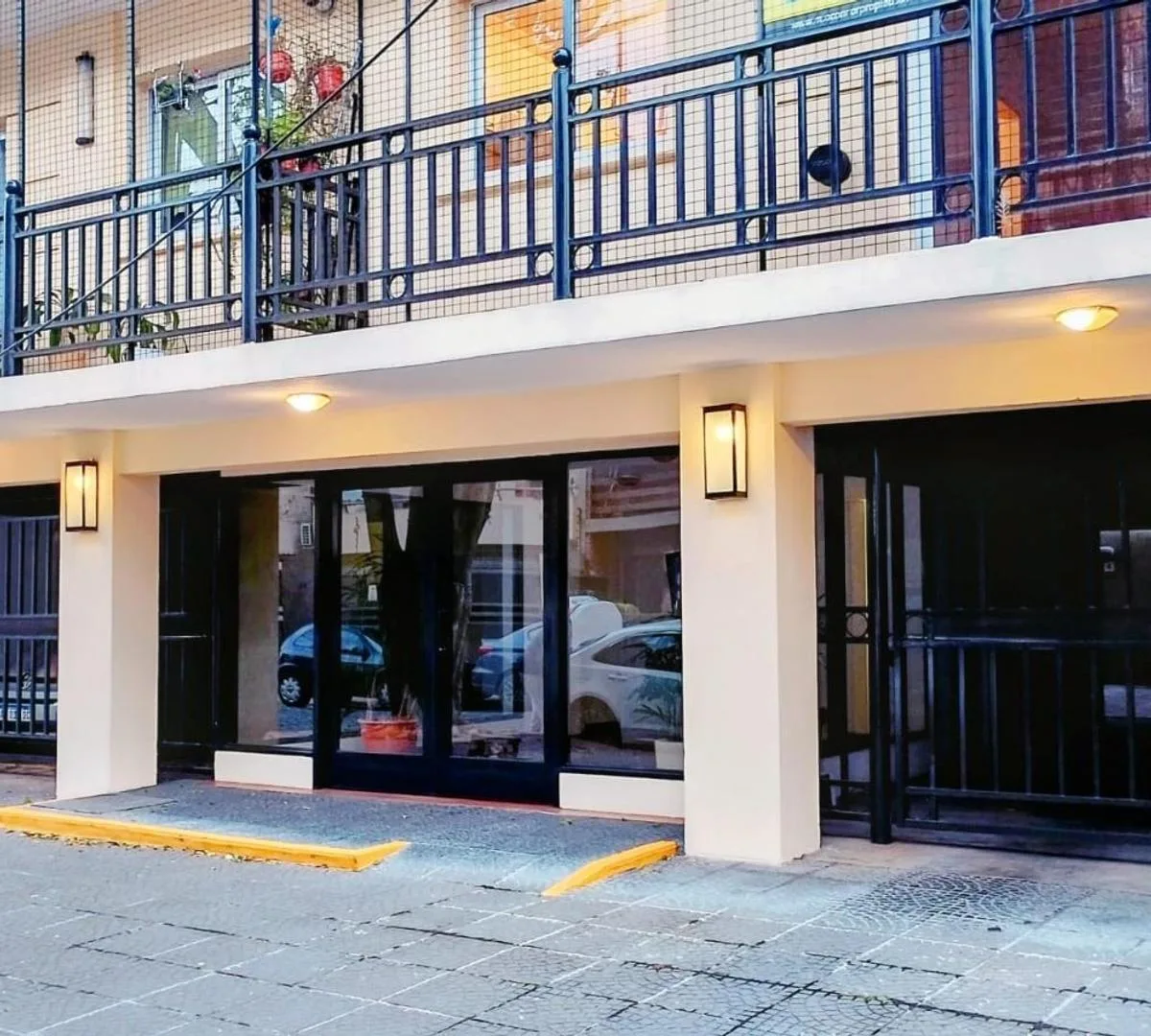 2 dormitorios, balcón corrido