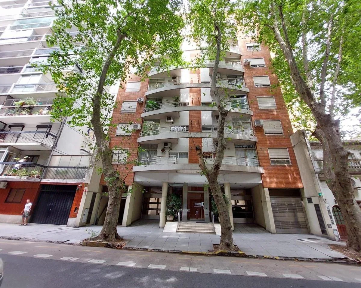 2 ambientes con balcón y AC