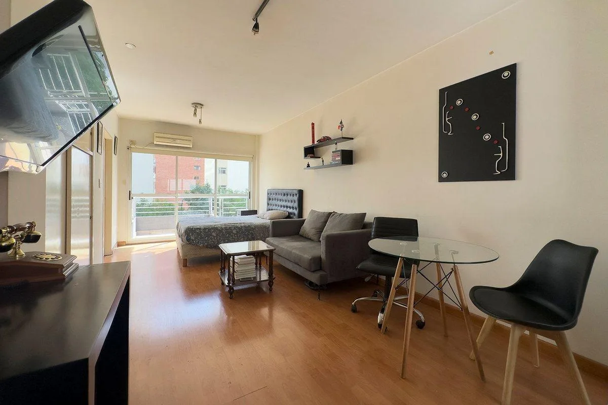 Front-facing studio with balcony