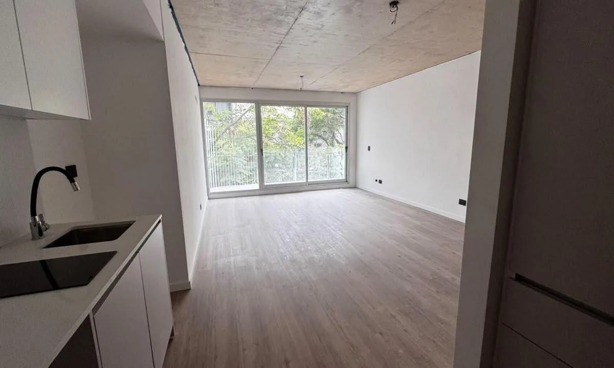 Monoambiente con balcón y DVH