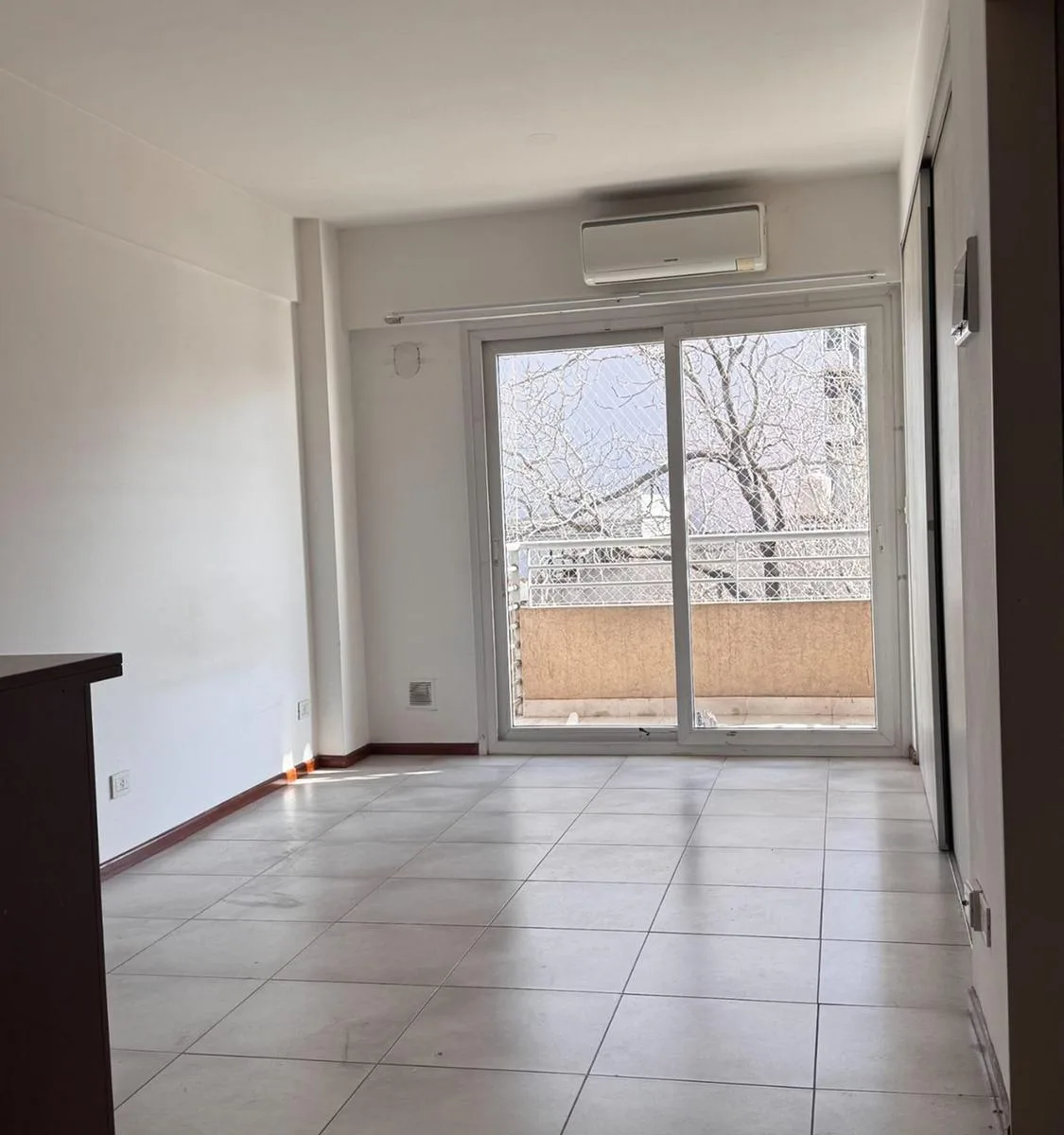 Monoambiente con balcón y cochera