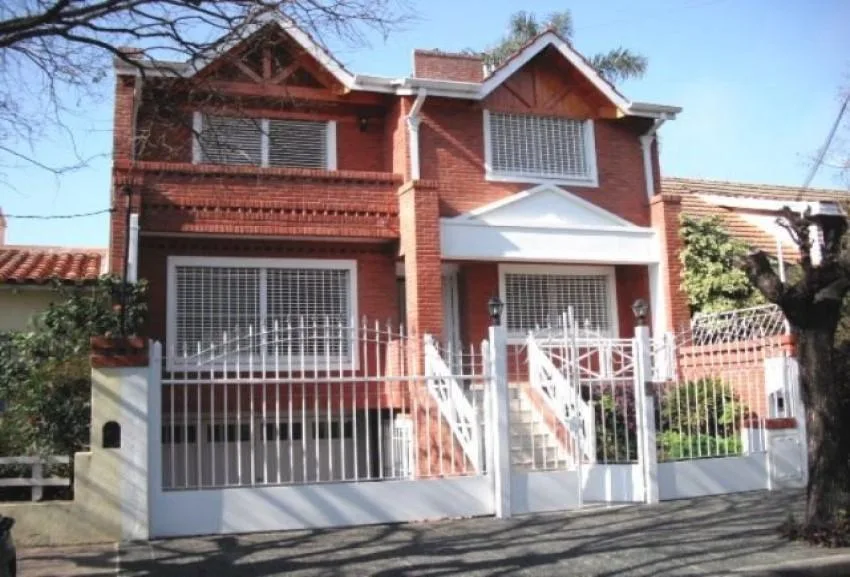 Alquiler Casa 6 Ambientes en Acasusso. Garage, Jardín y Piscina.