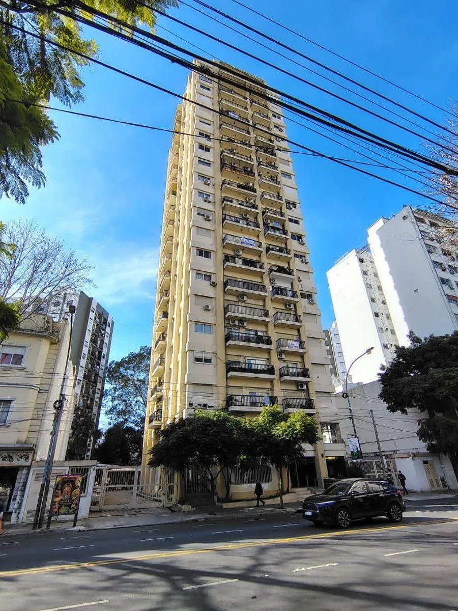 Monoambiente con balcón al río