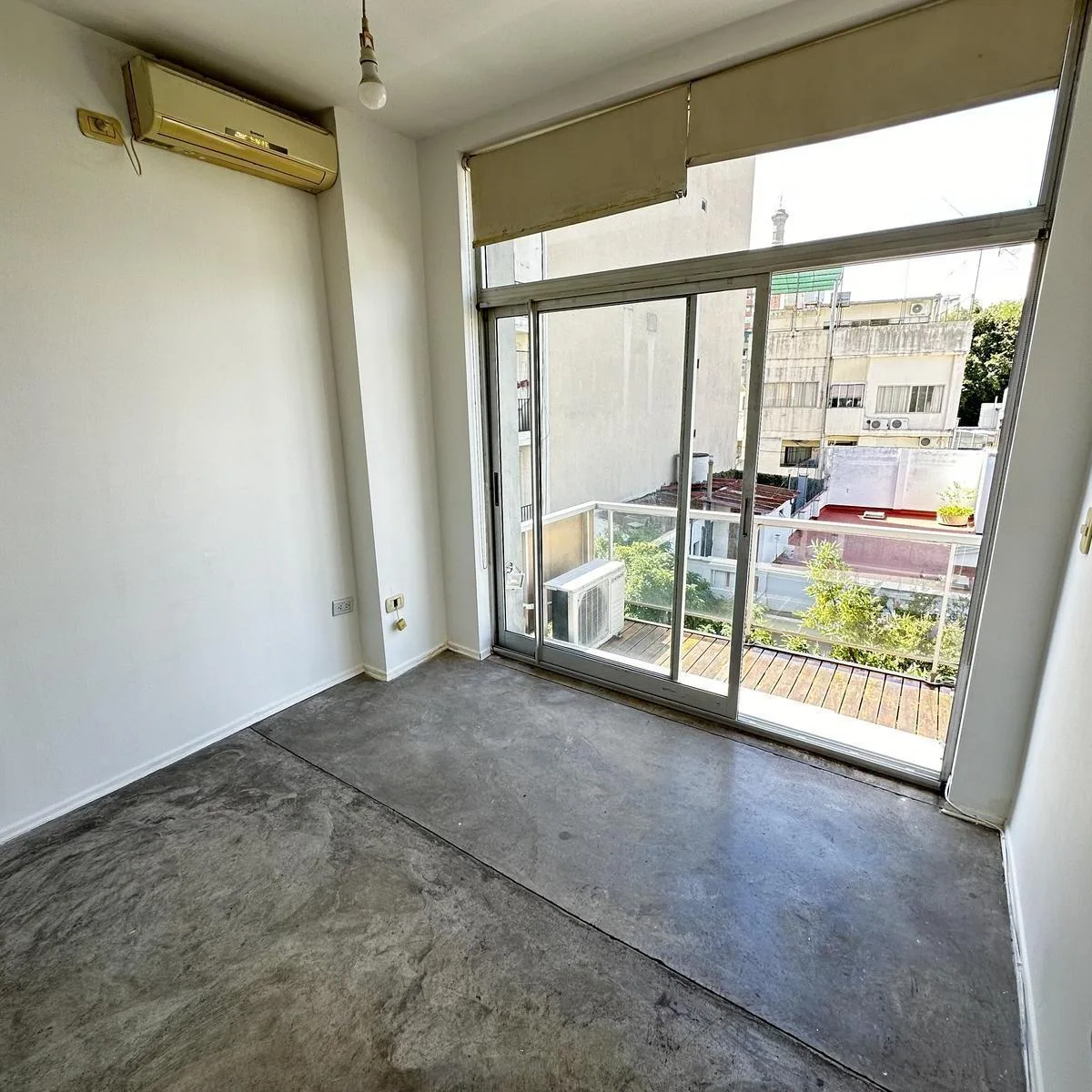Monoambiente con balcón al frente