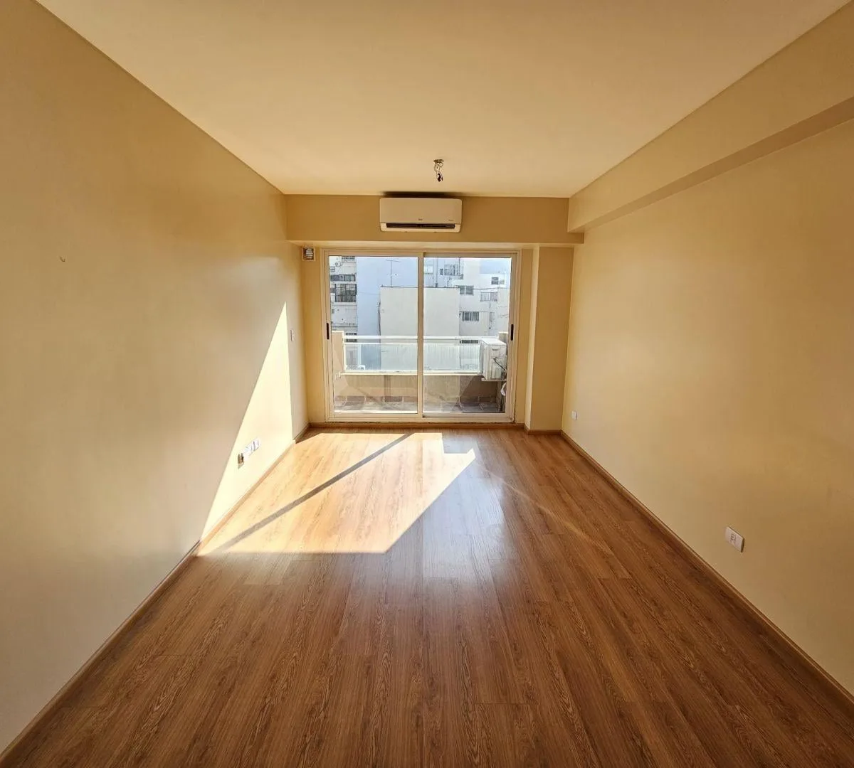 5º piso con balcón al contrafrente
