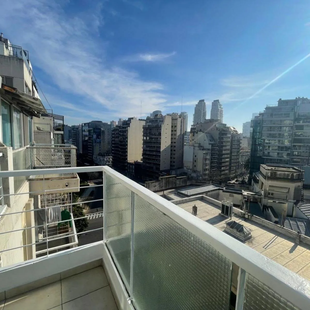 Monoambiente con balcón y terraza