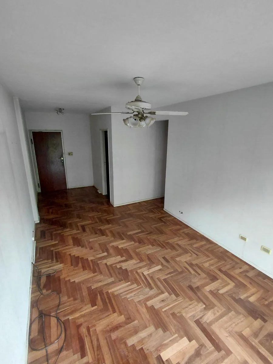 Departamento al frente con balcón