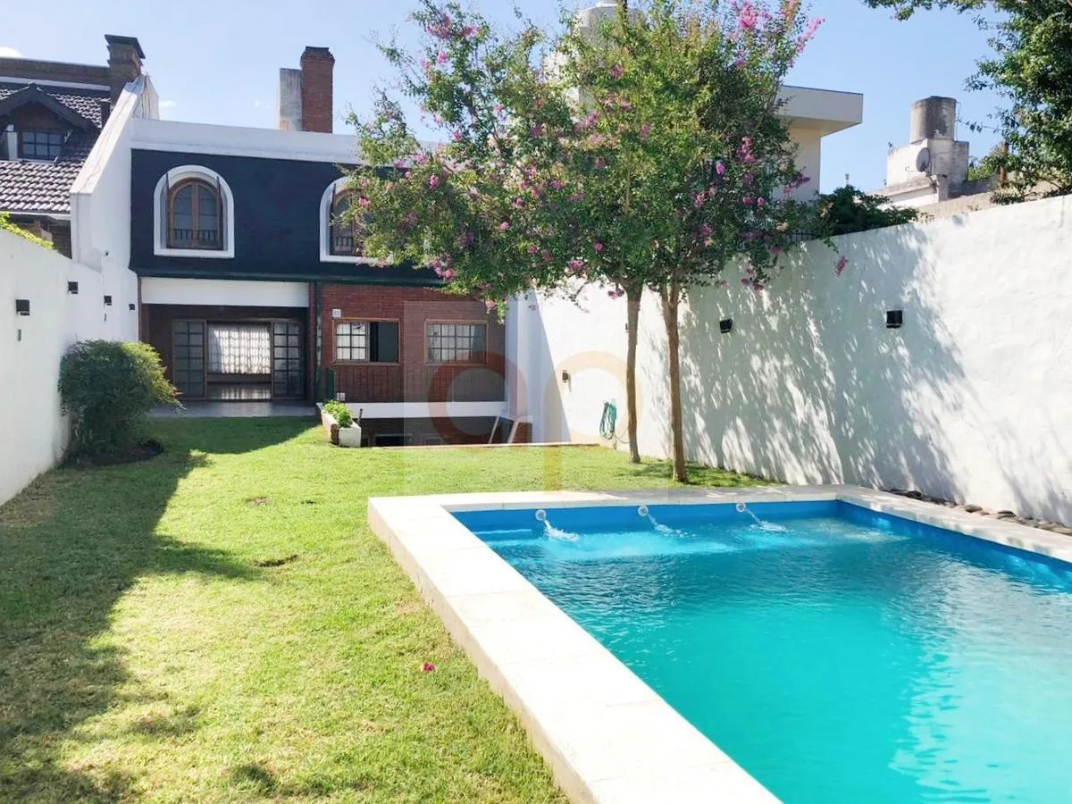 Casa con jardín y pileta