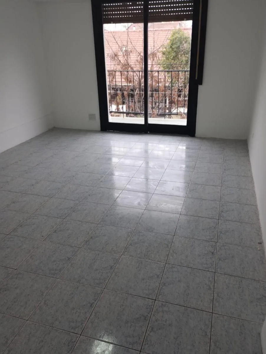 3 ambientes con balcón corrido