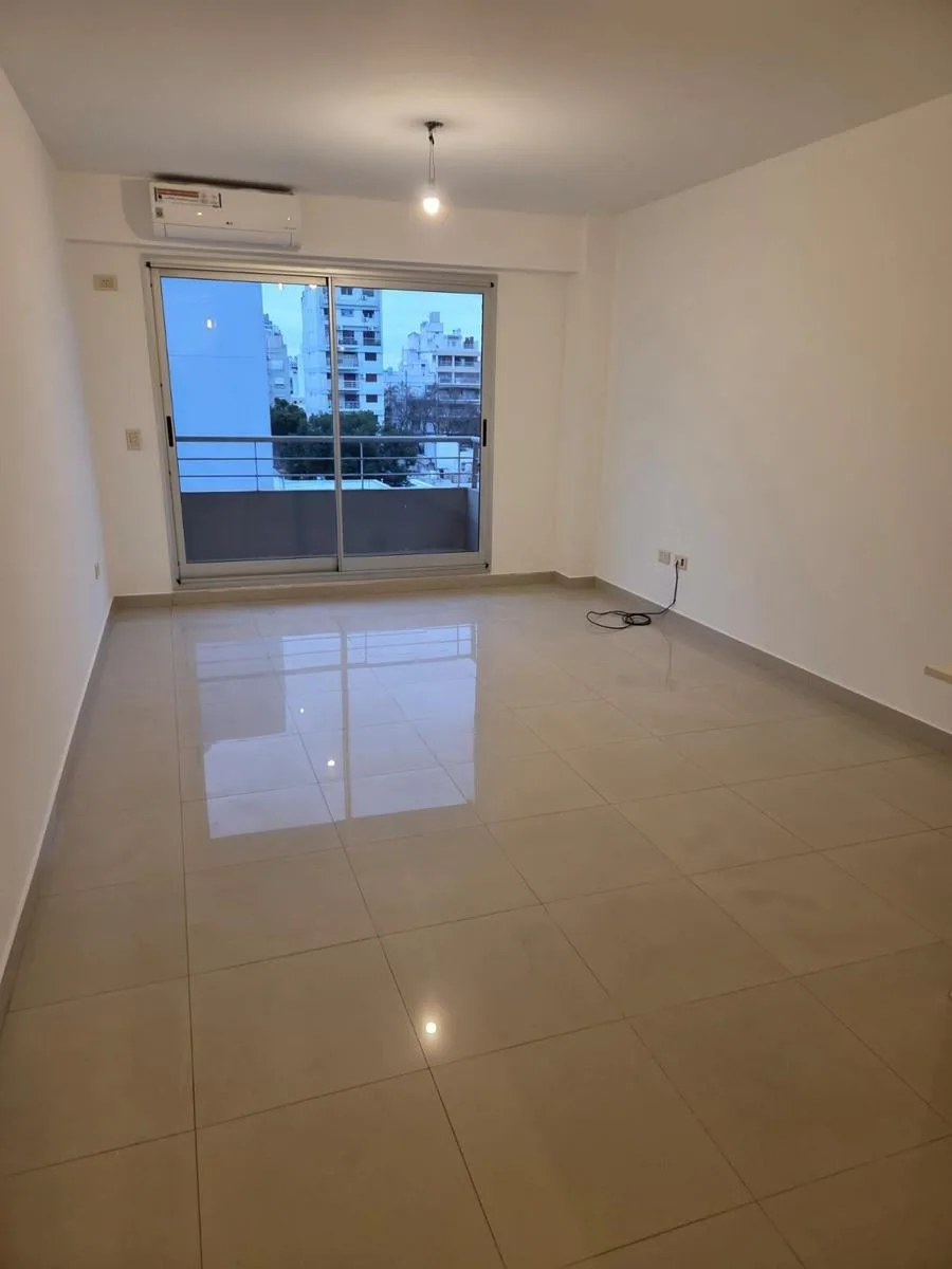 2 ambientes con balcón y aire